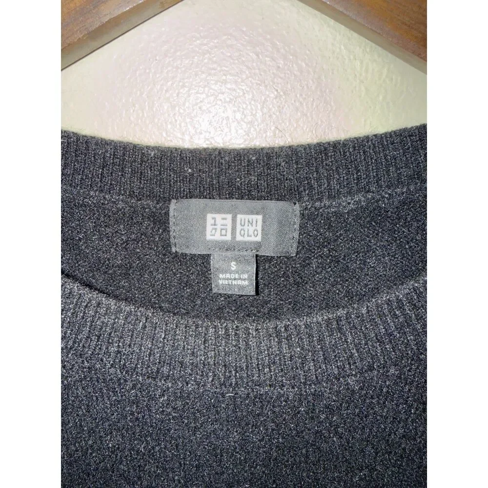 UNIQLO 100% Cashmere Crewneck Sweater Black Mens Small Minimalist Knit